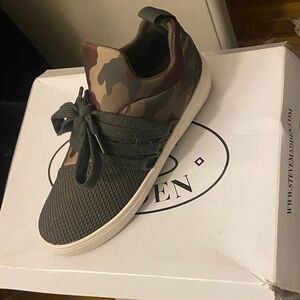 Steve Madden Men's Green Camouflage Sneakers